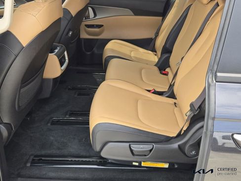 Used 2023 Kia Carnival LX FWD image 11