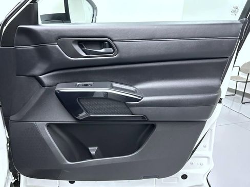 Used 2023 Nissan Pathfinder SV image 16