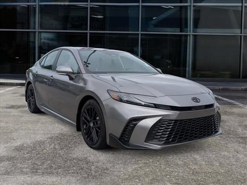 Used 2025 Toyota Camry SE FWD image 1