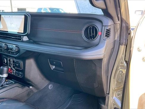 Used 2025 Jeep Gladiator Rubicon w/ Convenience Group image 16