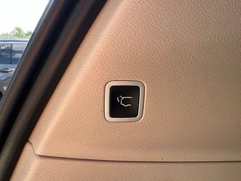 Used 2023 Chrysler Pacifica Touring-L FWD image 12