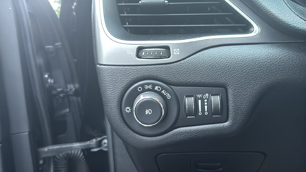Used 2019 Jeep Cherokee Latitude Plus w/ Cold Weather Group AWD/4WD image 18