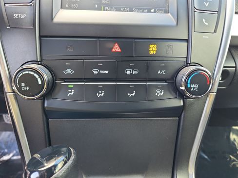 Used 2015 Toyota Camry SE image 16