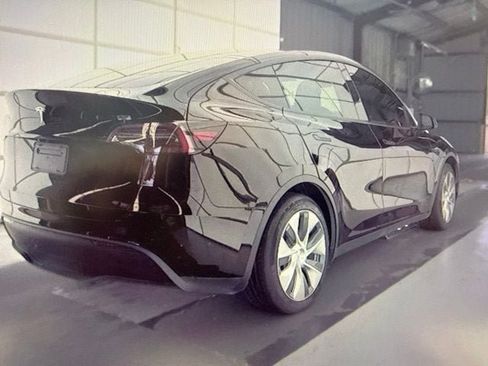 Used 2023 Tesla Model Y 2WD image 3