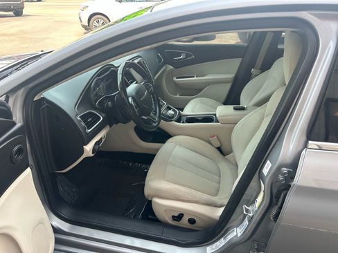Used 2016 Chrysler 200 Limited w/ Convenience Group image 3