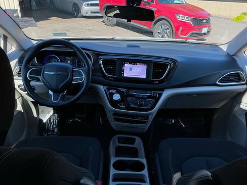 Used 2022 Chrysler Voyager LX image 16