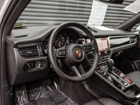 Certified 2025 Porsche Macan image 4