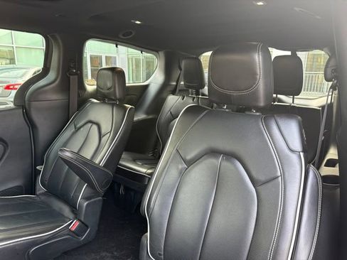 Used 2025 Chrysler Pacifica Limited FWD image 9