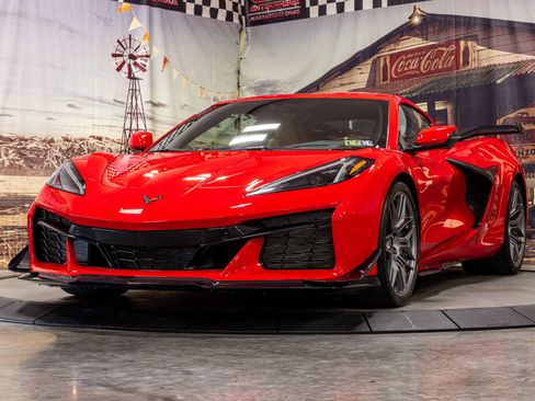 Used 2023 Chevrolet Corvette Z06 w/ Z07 Performance Package image 3