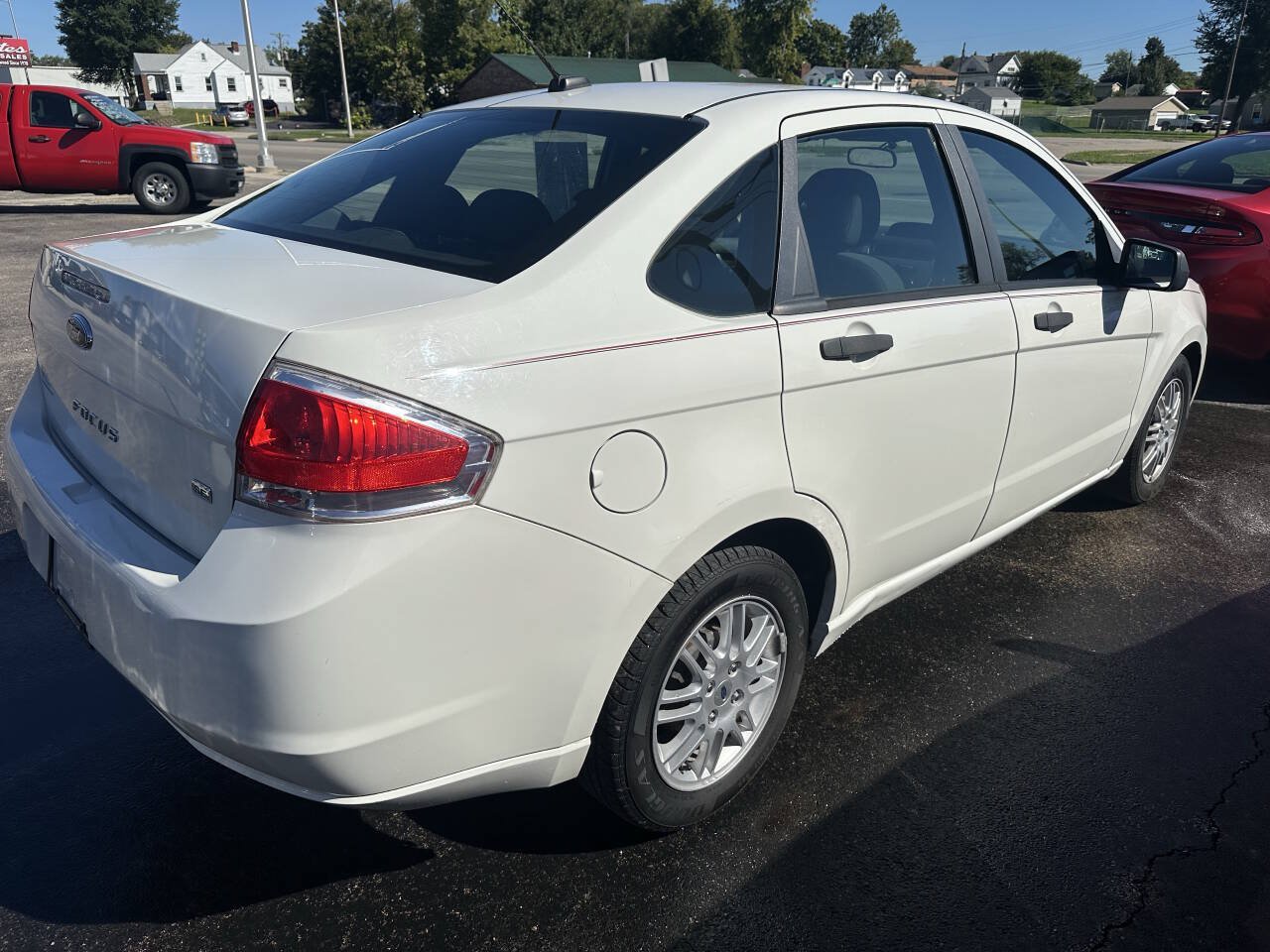 Used 2010 Ford Focus SE FWD image 5