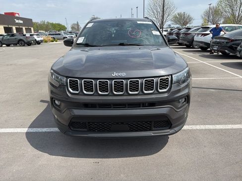 Used 2024 Jeep Compass Latitude AWD/4WD image 3
