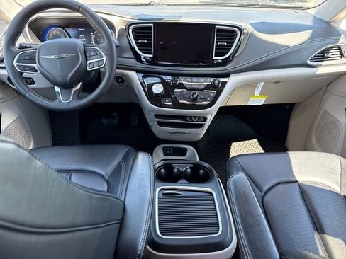 Used 2023 Chrysler Pacifica Touring-L AWD/4WD image 13
