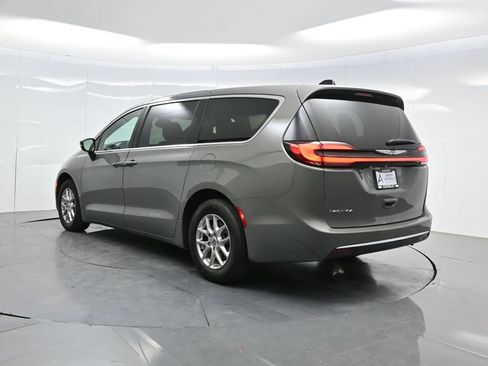Used 2025 Chrysler Pacifica Select FWD image 5