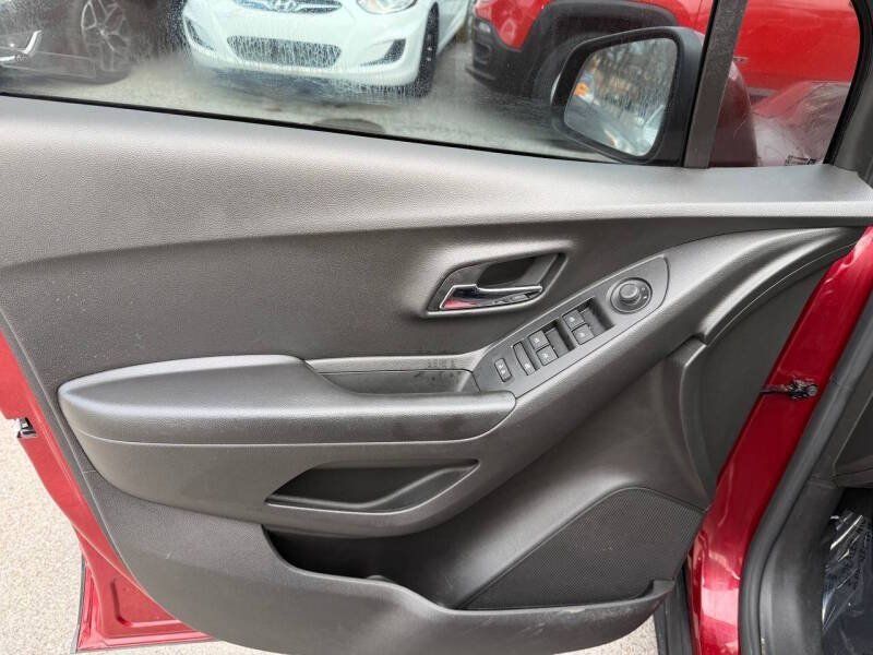 Used 2021 Chevrolet Trax LS FWD image 16