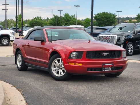 Used 2007 Ford Mustang Convertible RWD image 2