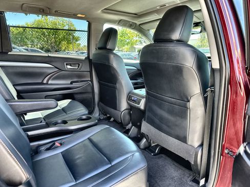 Used 2019 Toyota Highlander XLE image 18