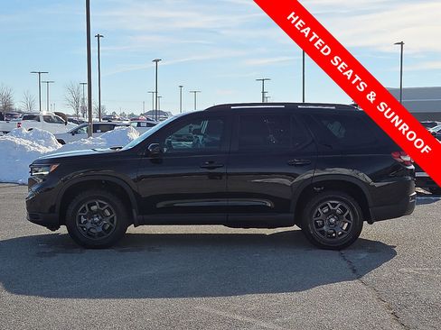Used 2025 Honda Pilot TrailSport image 3