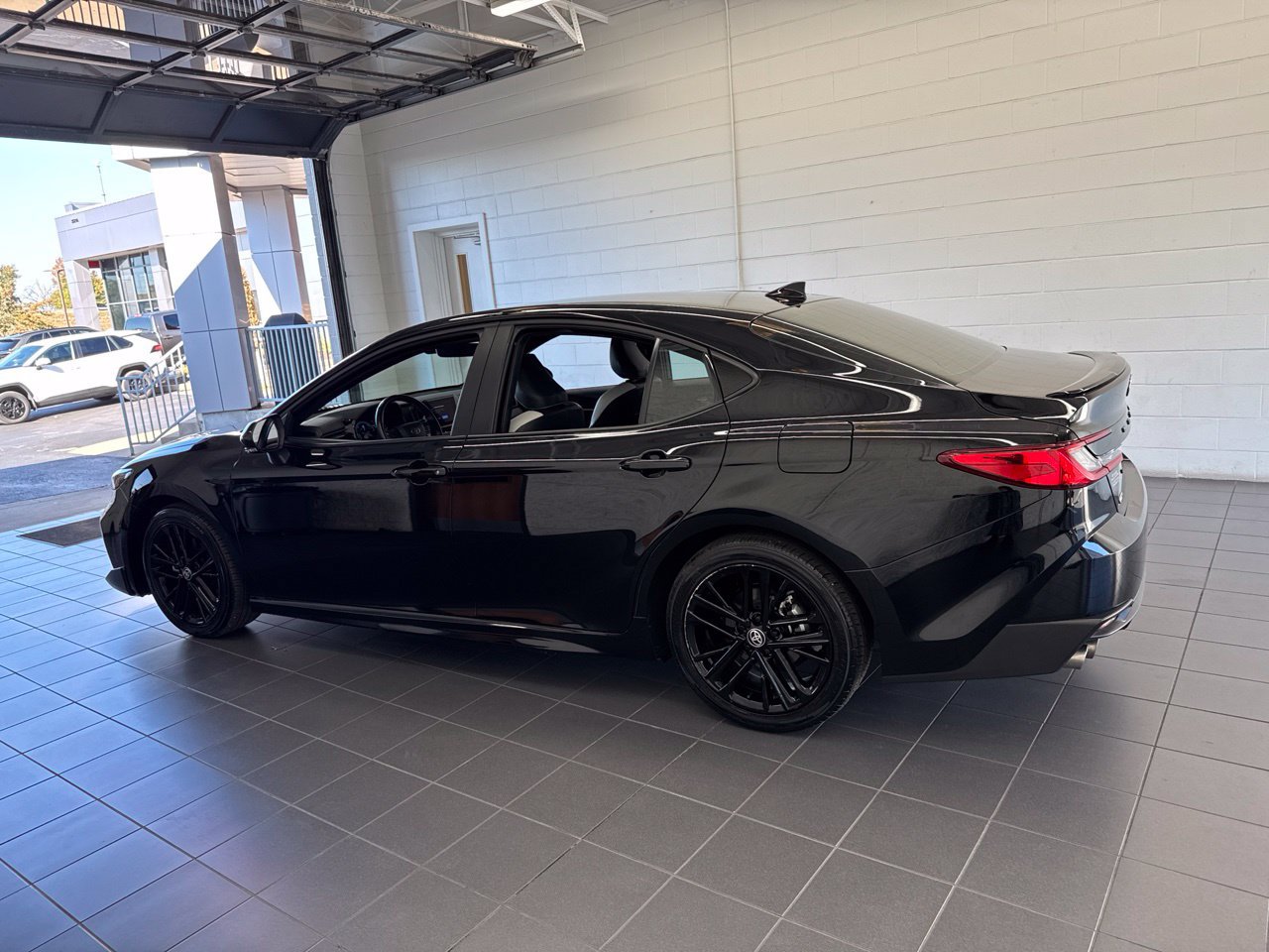 Used 2025 Toyota Camry SE w/ Convenience Package FWD image 5