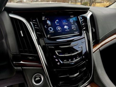 Used 2018 Cadillac Escalade ESV Luxury image 41