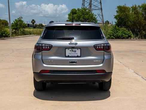 Used 2023 Jeep Compass Latitude AWD/4WD image 4