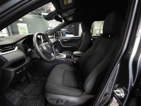 Used 2023 Toyota RAV4 SE image 9