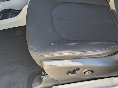 Used 2022 Chrysler Voyager LX image 27