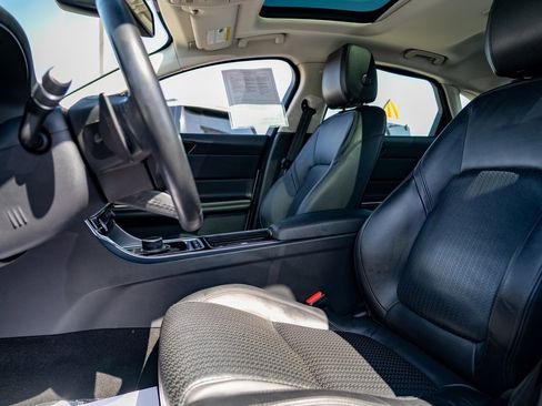 Used 2018 Jaguar XF Prestige image 24