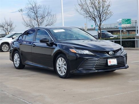 Used 2022 Toyota Camry LE image 2