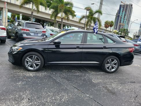 Used 2023 Volkswagen Jetta SE w/ Panoramic Sunroof Package FWD image 2