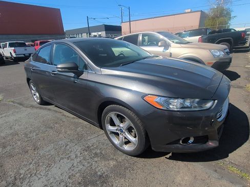Used 2016 Ford Fusion SE AWD/4WD image 2