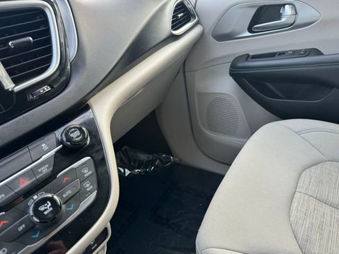 Used 2019 Chrysler Pacifica Touring Plus FWD image 19