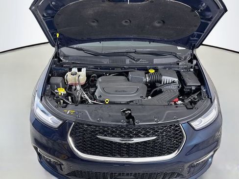 Used 2023 Chrysler Pacifica Touring-L image 30