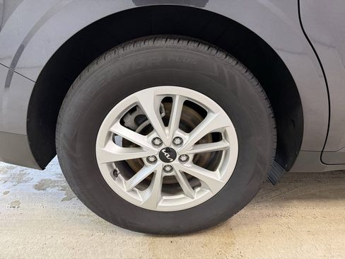 Used 2022 Kia Carnival LX image 31