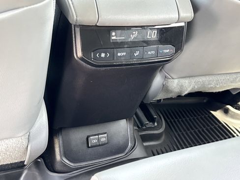 Used 2023 Toyota Highlander XLE AWD/4WD image 16