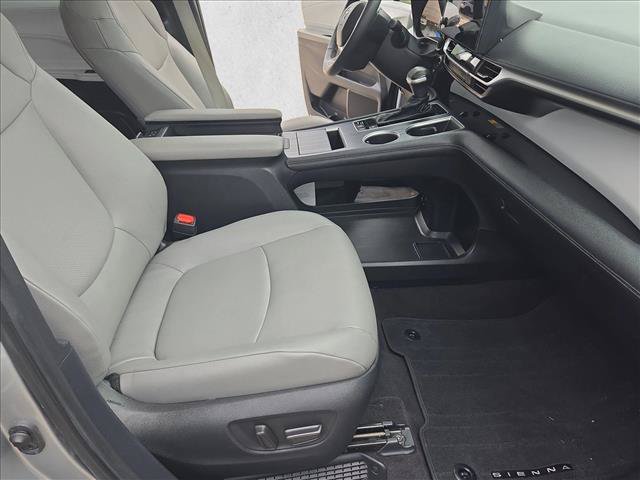 Used 2025 Toyota Sienna XLE FWD image 19
