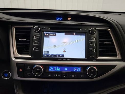 Used 2017 Toyota Highlander SE FWD image 24