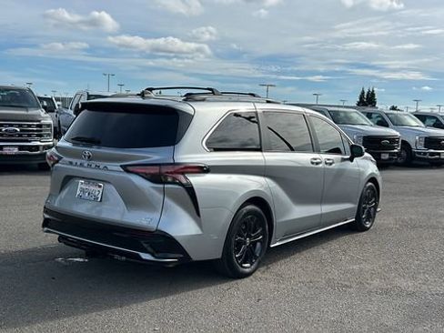 Used 2024 Toyota Sienna XSE w/ XSE Plus Package image 3
