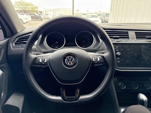 Used 2020 Volkswagen Tiguan SE w/ Panoramic Sunroof Package image 14