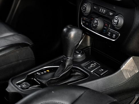 Used 2022 Jeep Cherokee Limited image 32