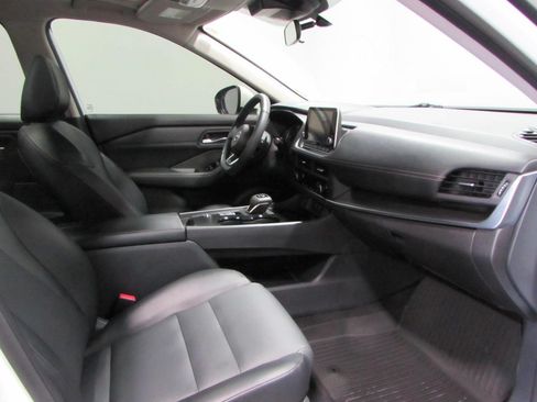 Used 2024 Nissan Rogue SV w/ SV Premium Package FWD image 17