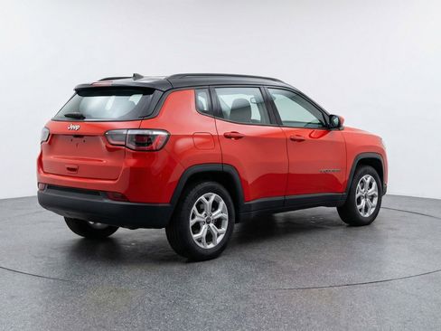 Used 2025 Jeep Compass Latitude image 9