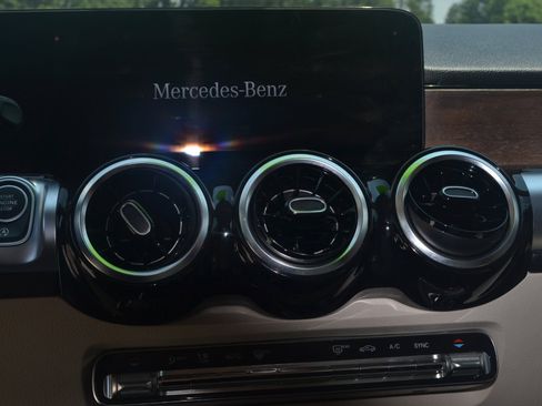 Used 2023 Mercedes-Benz GLB 250 image 26