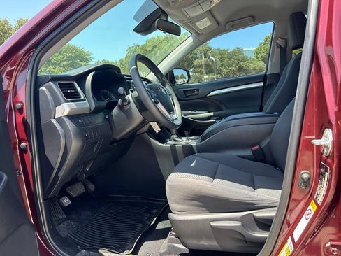 Used 2019 Toyota Highlander LE FWD image 7