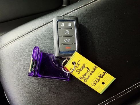 Used 2025 Jeep Grand Cherokee Limited w/ Black Appearance Package image 24