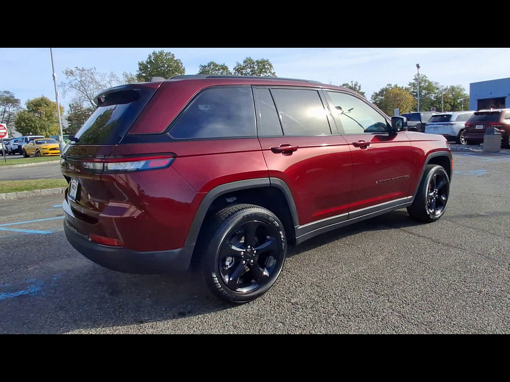 Used 2025 Jeep Grand Cherokee Altitude AWD/4WD image 8