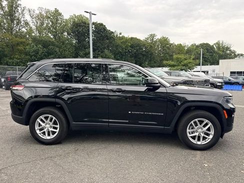 Used 2023 Jeep Grand Cherokee Laredo w/ Luxury Tech Group I AWD/4WD image 18