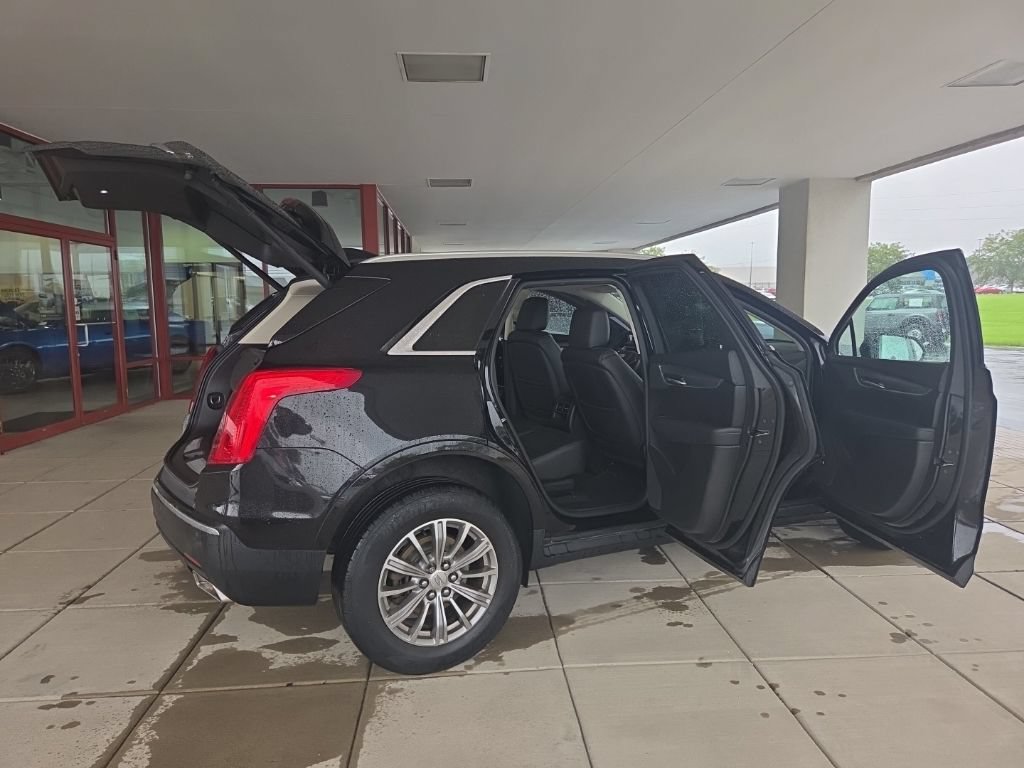 Used 2017 Cadillac XT5 Luxury w/ Driver Awareness Package FWD image 11