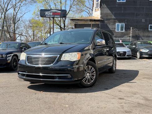 Used 2014 Chrysler Town & Country Touring-L w/ Driver Convenience Group image 2