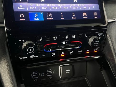 Used 2023 Jeep Grand Cherokee L Limited w/ Luxury Tech Group II image 19