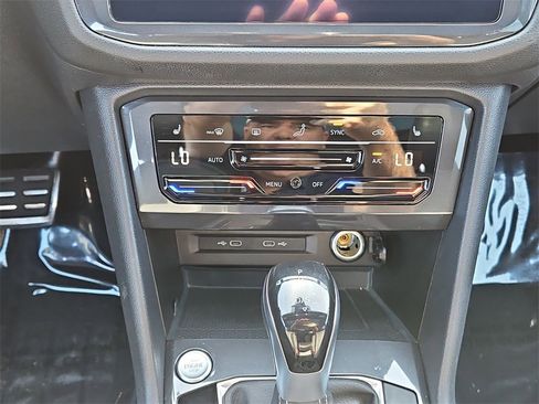 Used 2022 Volkswagen Tiguan SE R-Line image 14